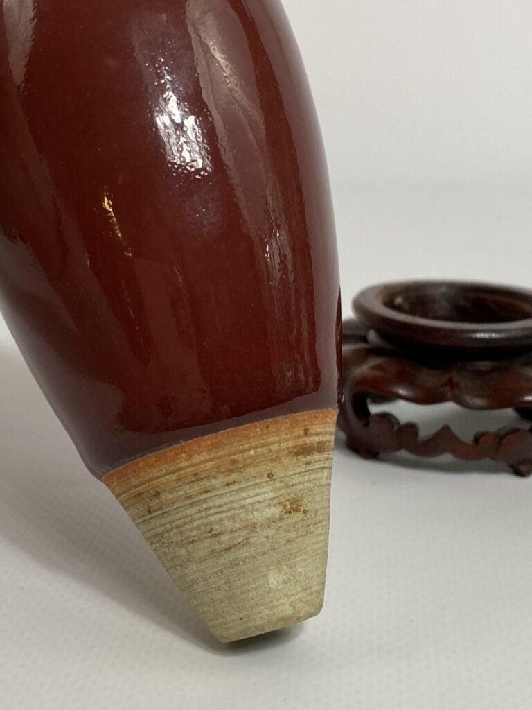 VASE MINIATURE EN PORCELAINE EMAILLEE, SANG DE BOEUF - Chine, XIXe siècle - Pet…