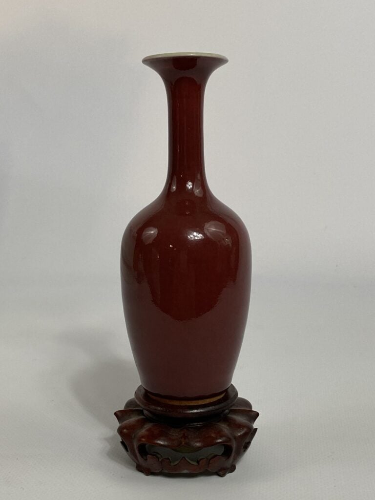 VASE MINIATURE EN PORCELAINE EMAILLEE, SANG DE BOEUF - Chine, XIXe siècle - Pet…