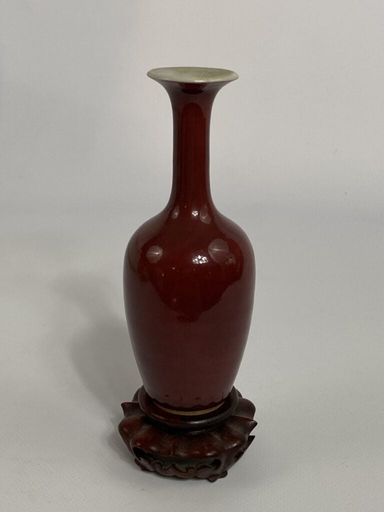 VASE MINIATURE EN PORCELAINE EMAILLEE, SANG DE BOEUF - Chine, XIXe siècle - Pet…