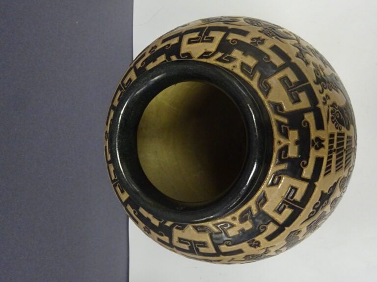 VASE OVOIDE EN GRES DE BIEN HOA - Vietnam - Décor brun sur fond crème de quatre…