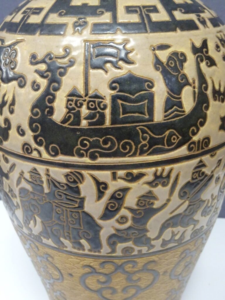 VASE OVOIDE EN GRES DE BIEN HOA - Vietnam - Décor brun sur fond crème de quatre…