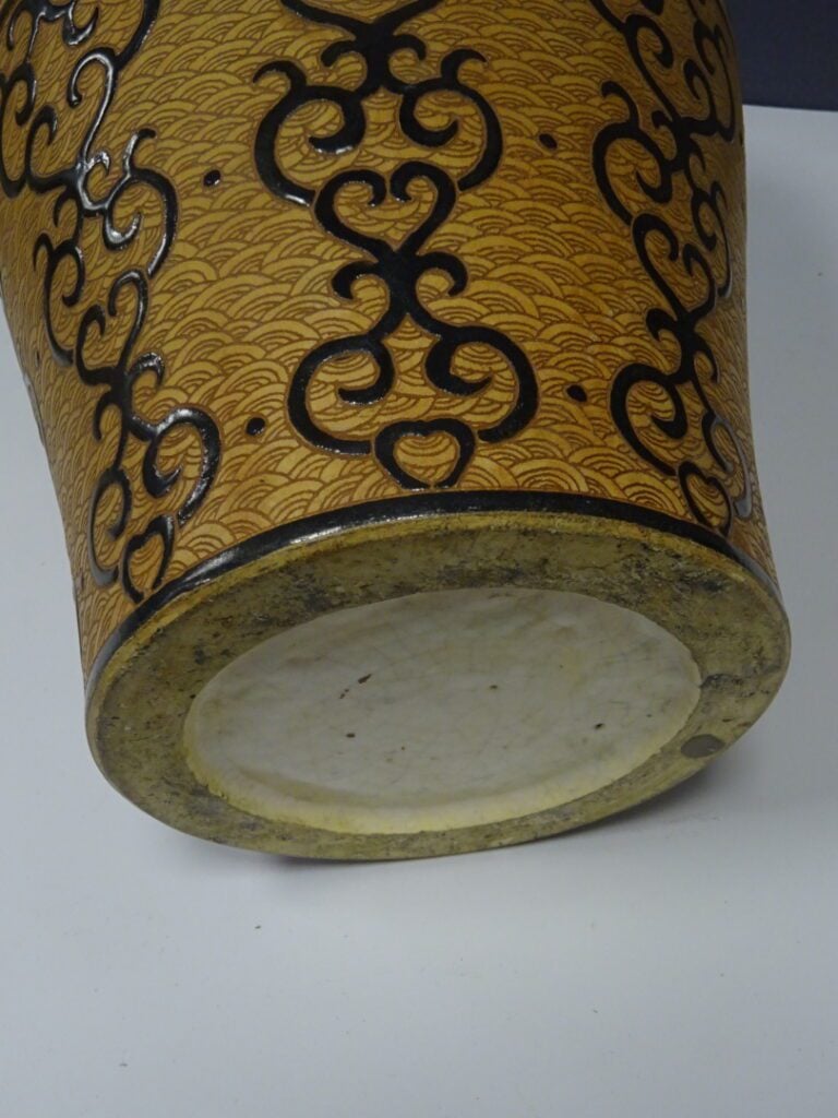 VASE OVOIDE EN GRES DE BIEN HOA - Vietnam - Décor brun sur fond crème de quatre…