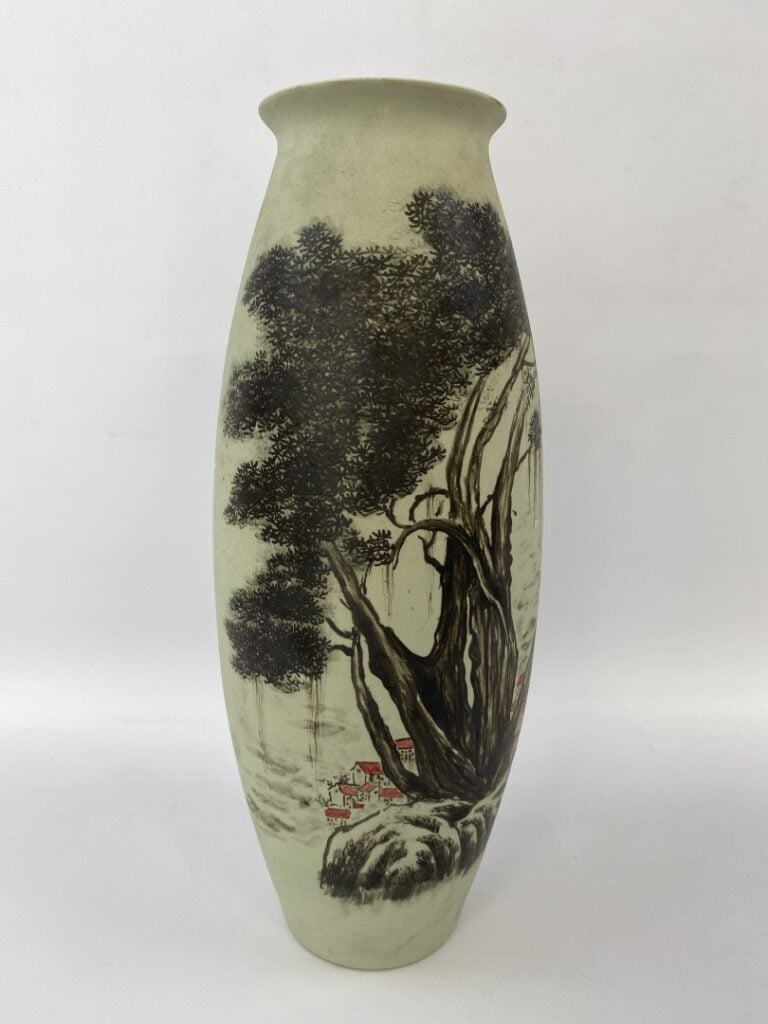 VASE OVOIDE ETIRE EN PORCELAINE PEINT - Village aux toits rouges, au loin la me…