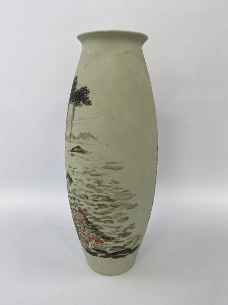 VASE OVOIDE ETIRE EN PORCELAINE PEINT - Village aux toits rouges, au loin la me…