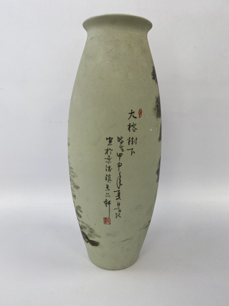 VASE OVOIDE ETIRE EN PORCELAINE PEINT - Village aux toits rouges, au loin la me…
