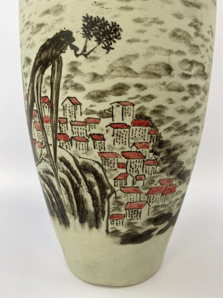 VASE OVOIDE ETIRE EN PORCELAINE PEINT - Village aux toits rouges, au loin la me…