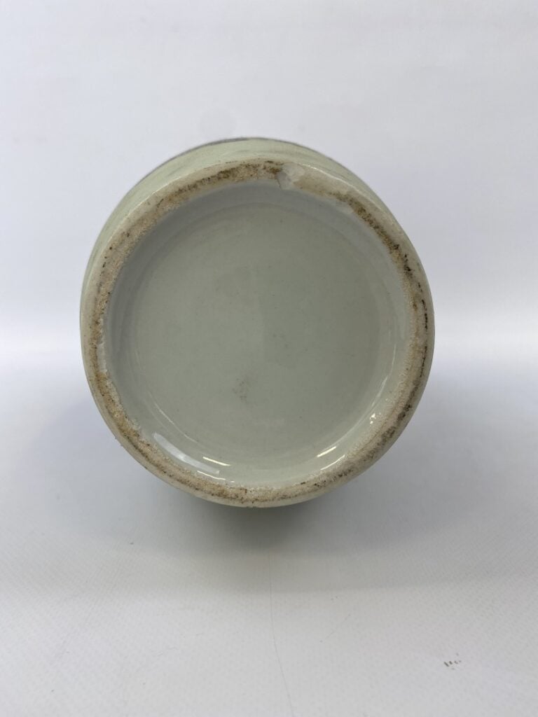 VASE OVOIDE ETIRE EN PORCELAINE PEINT - Village aux toits rouges, au loin la me…