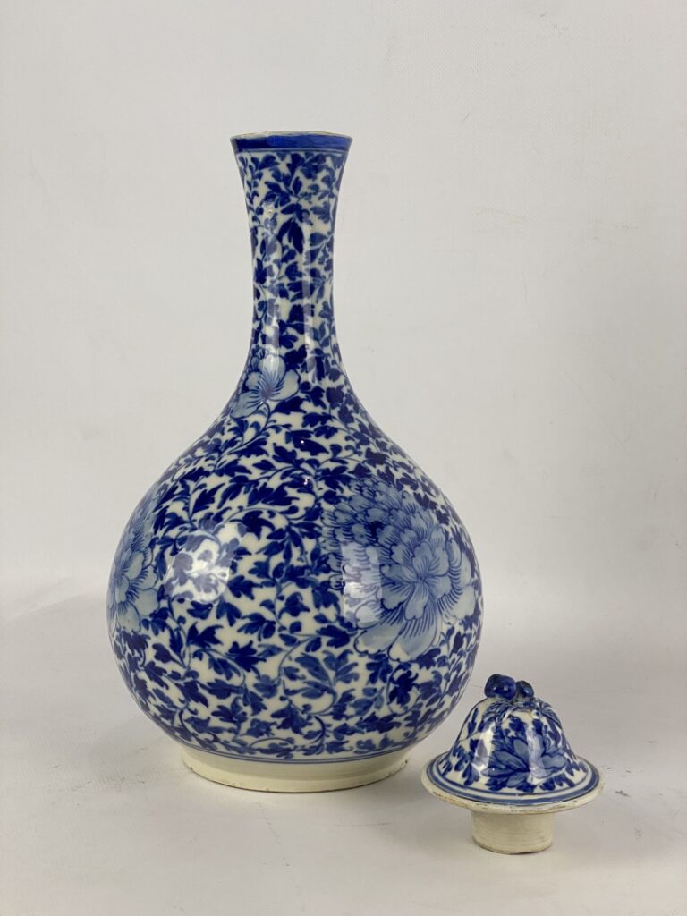 Vase pirifome couvert en céramique bleu blanc à décor de fleurs et guirlande fe…