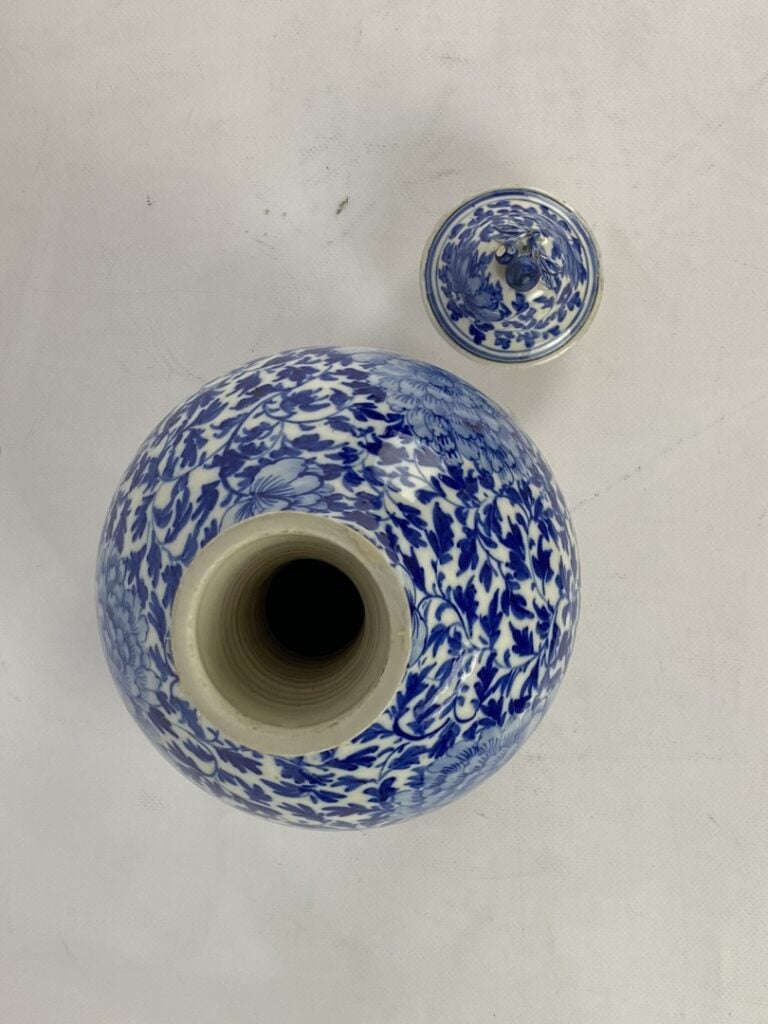 Vase pirifome couvert en céramique bleu blanc à décor de fleurs et guirlande fe…