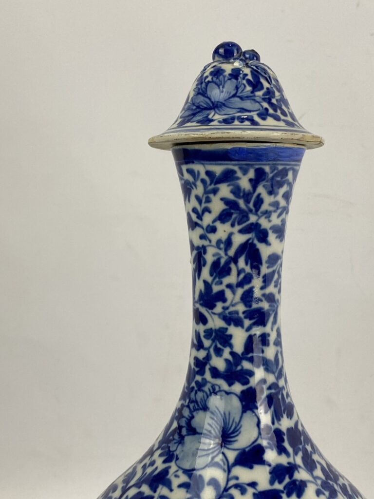 Vase pirifome couvert en céramique bleu blanc à décor de fleurs et guirlande fe…