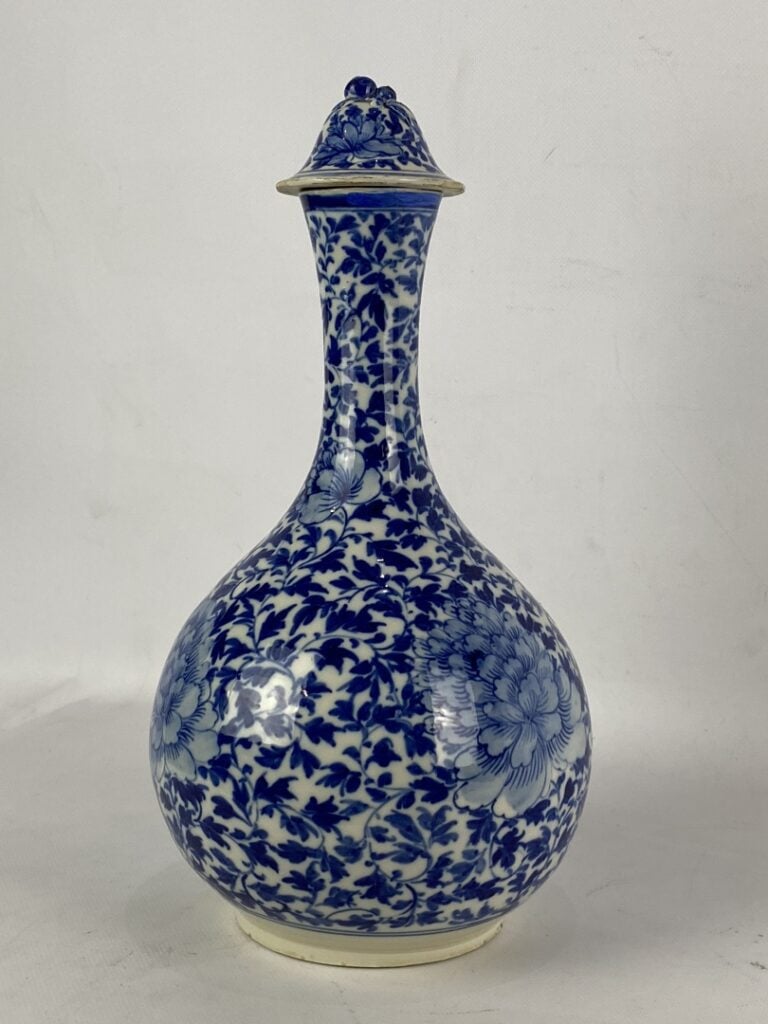 Vase pirifome couvert en céramique bleu blanc à décor de fleurs et guirlande fe…