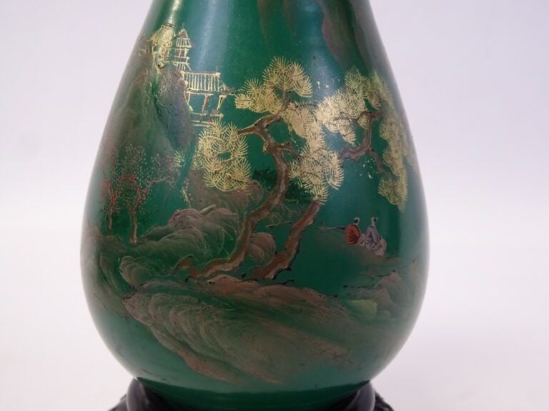 VASE PIRIFORME EN BOIS LAQUE VERTE ET OR A DECOR DE PAYSAGE, YUHUCHUPING - Chin…