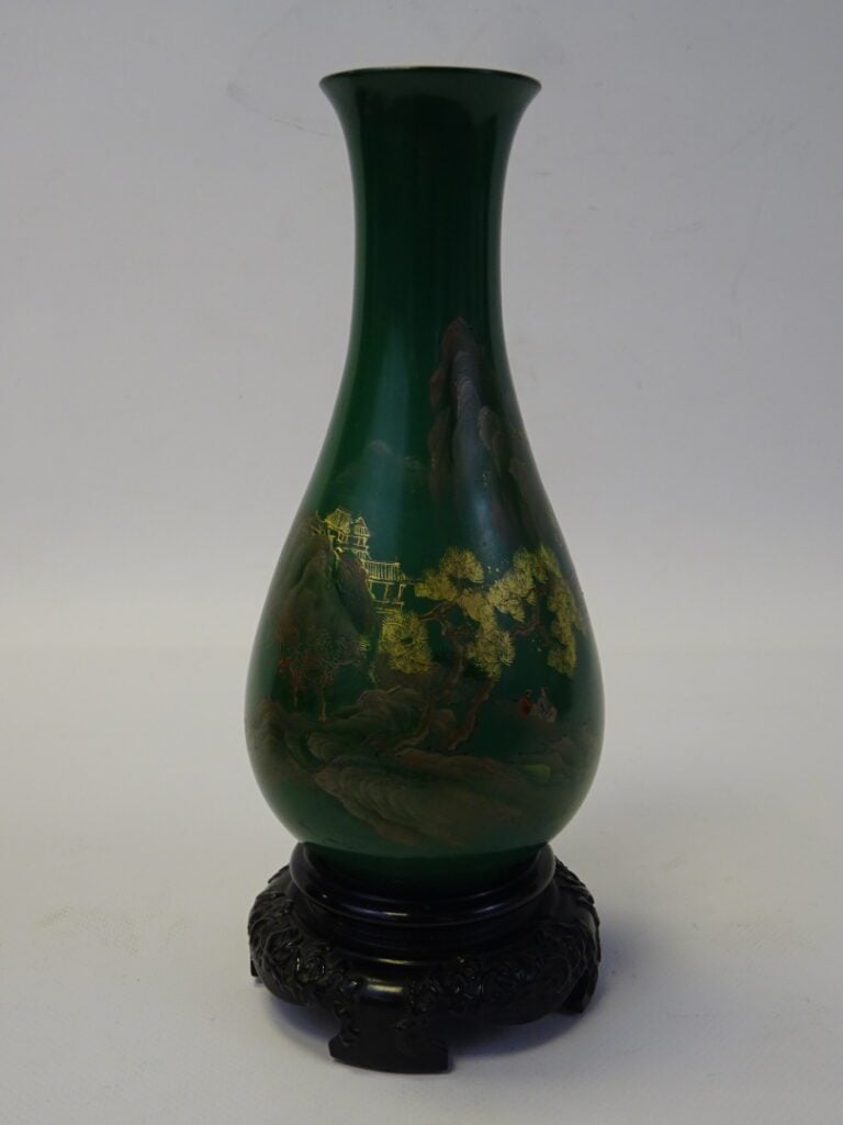 VASE PIRIFORME EN BOIS LAQUE VERTE ET OR A DECOR DE PAYSAGE, YUHUCHUPING - Chin…