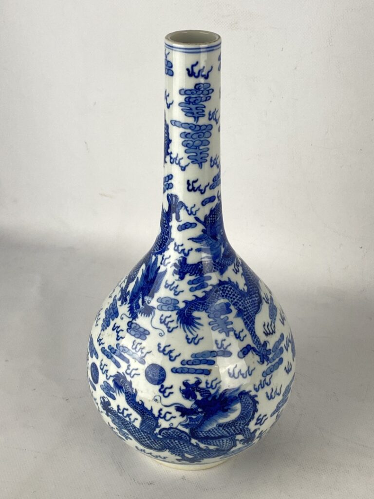 Vase piriforme en porcelaine bleu blanc, aux cinq dragons - Chine - A pied cour…