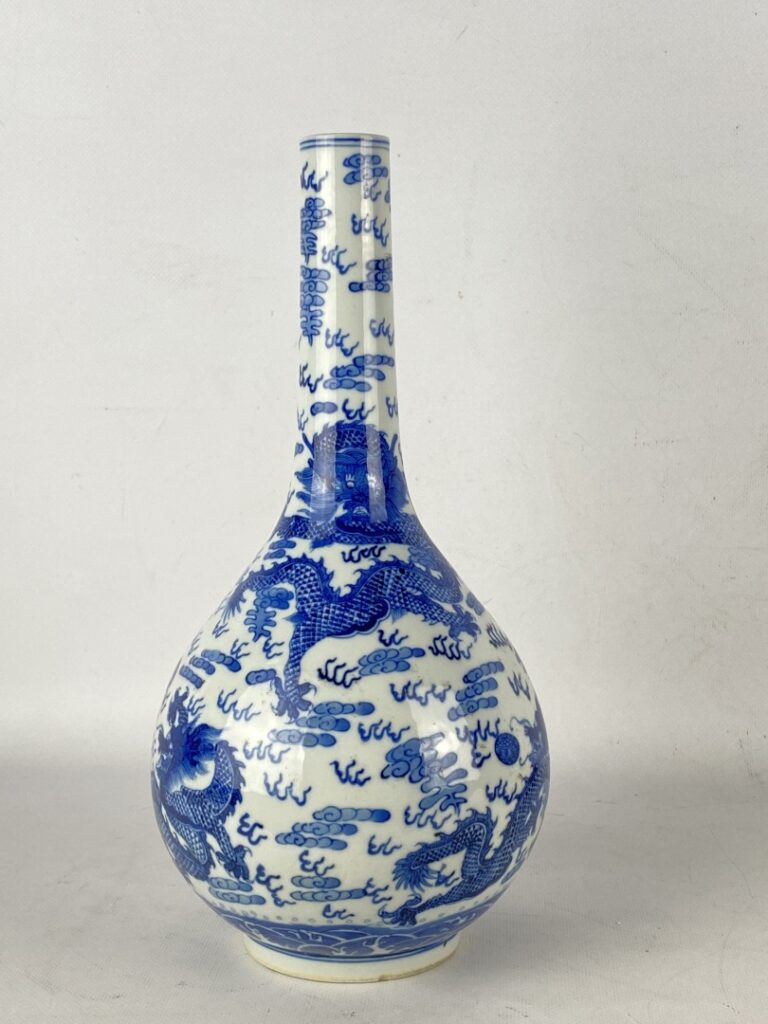 Vase piriforme en porcelaine bleu blanc, aux cinq dragons - Chine - A pied cour…