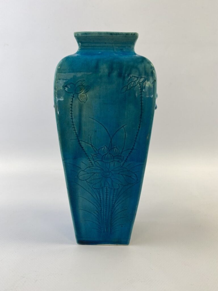 VASE QUADRANGULAIRE EN BISCUIT EMAILLE TURQUOISE - Chine, De style Kangxi - Les…