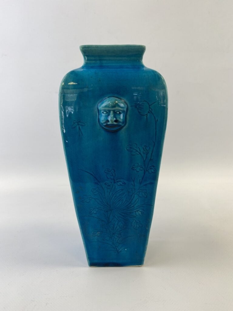VASE QUADRANGULAIRE EN BISCUIT EMAILLE TURQUOISE - Chine, De style Kangxi - Les…