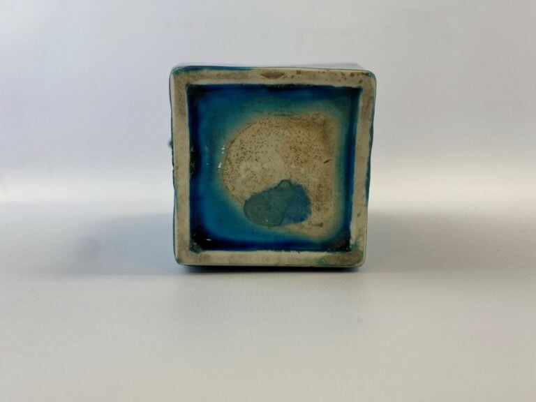 VASE QUADRANGULAIRE EN BISCUIT EMAILLE TURQUOISE - Chine, De style Kangxi - Les…