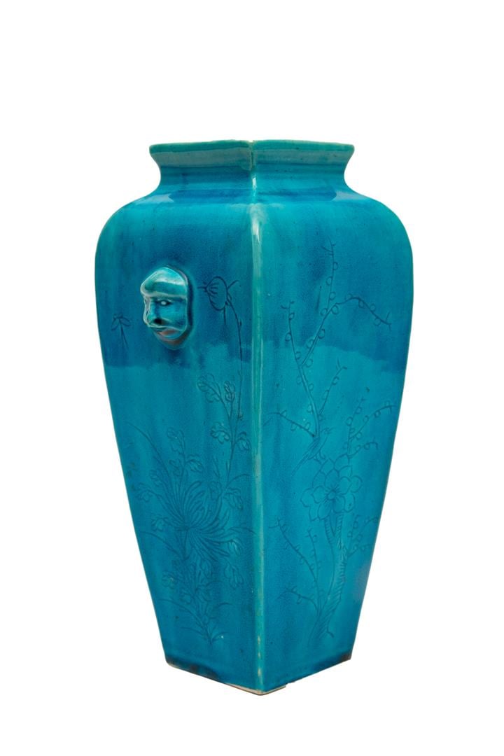 VASE QUADRANGULAIRE EN BISCUIT EMAILLE TURQUOISE - Chine, De style Kangxi - Les…