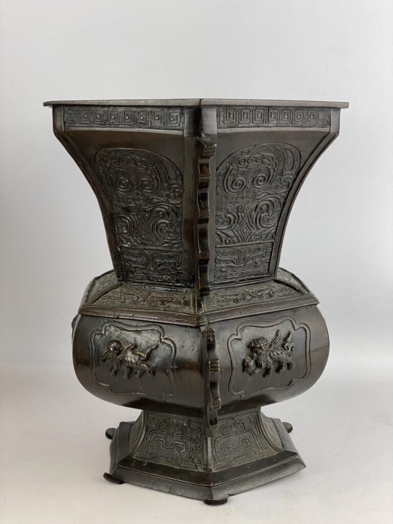 Vase quadrangulaire en bronze à patine brune - Chine, XXème - A décor de masque…