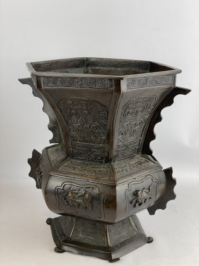 Vase quadrangulaire en bronze à patine brune - Chine, XXème - A décor de masque…