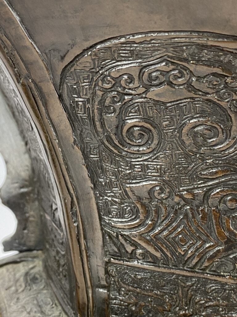 Vase quadrangulaire en bronze à patine brune - Chine, XXème - A décor de masque…
