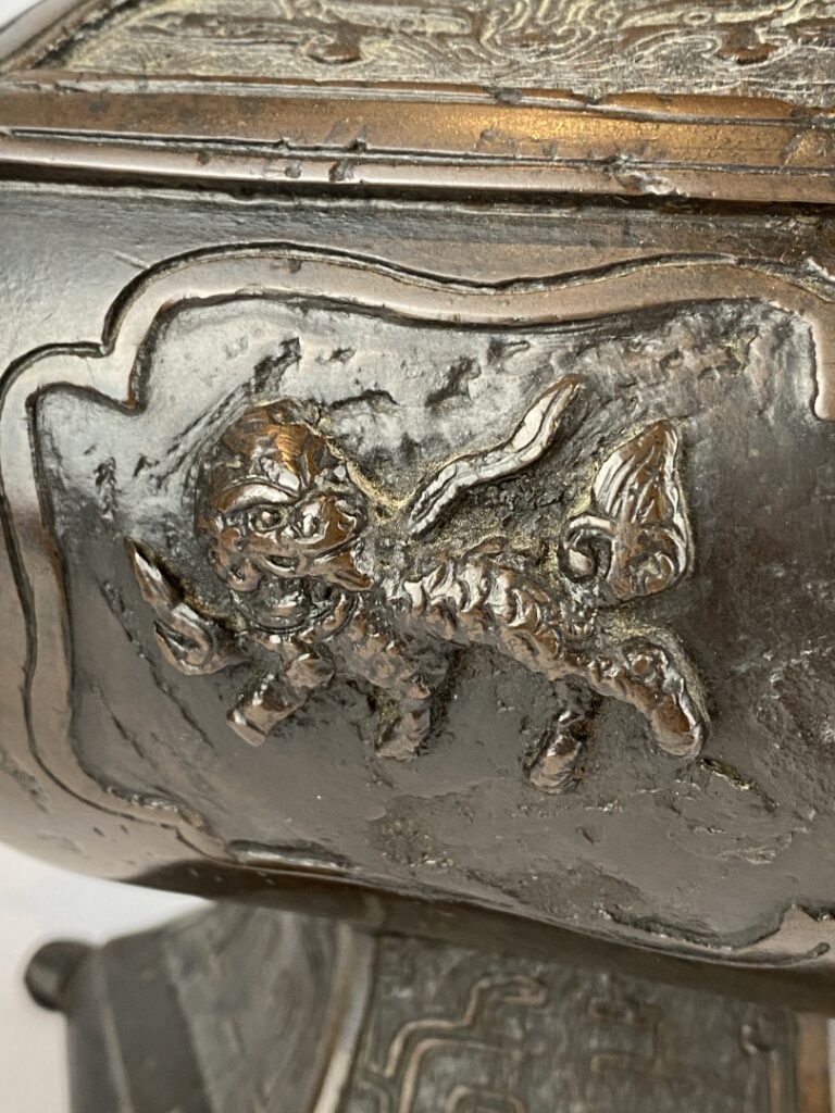 Vase quadrangulaire en bronze à patine brune - Chine, XXème - A décor de masque…