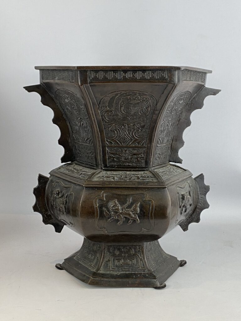 Vase quadrangulaire en bronze à patine brune - Chine, XXème - A décor de masque…