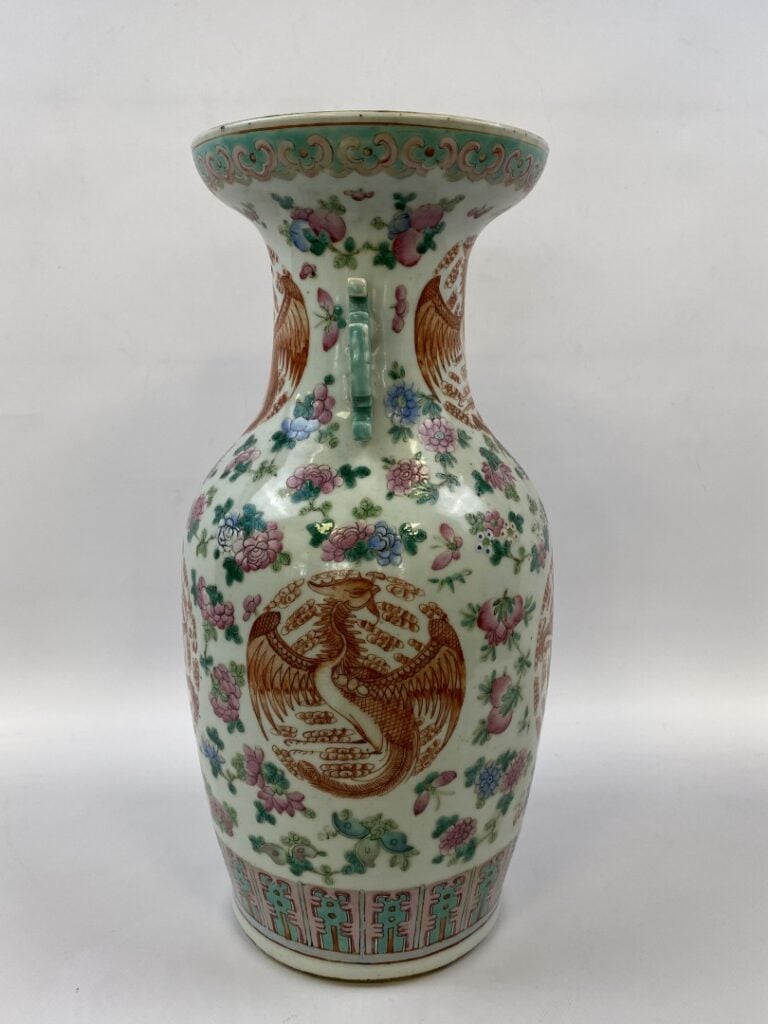 VASE QUEUE DE PHENIX EN PORCELAINE A DECOR EMAILLE POLYCHROME DANS LE STYLE DE…