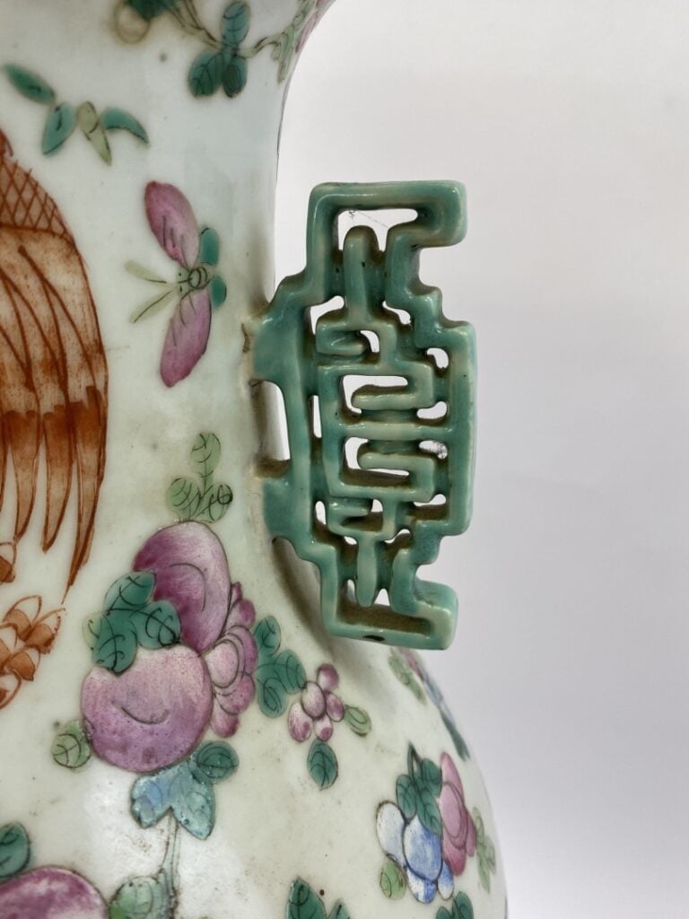 VASE QUEUE DE PHENIX EN PORCELAINE A DECOR EMAILLE POLYCHROME DANS LE STYLE DE…