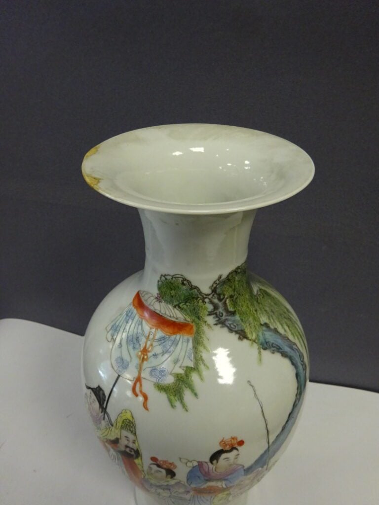 VASE QUEUE DE PHENIX EN PORCELAINE A DECOR EMAILLE POLYCHROME, FENGWEIZUN - Chi…