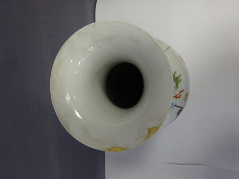 VASE QUEUE DE PHENIX EN PORCELAINE A DECOR EMAILLE POLYCHROME, FENGWEIZUN - Chi…