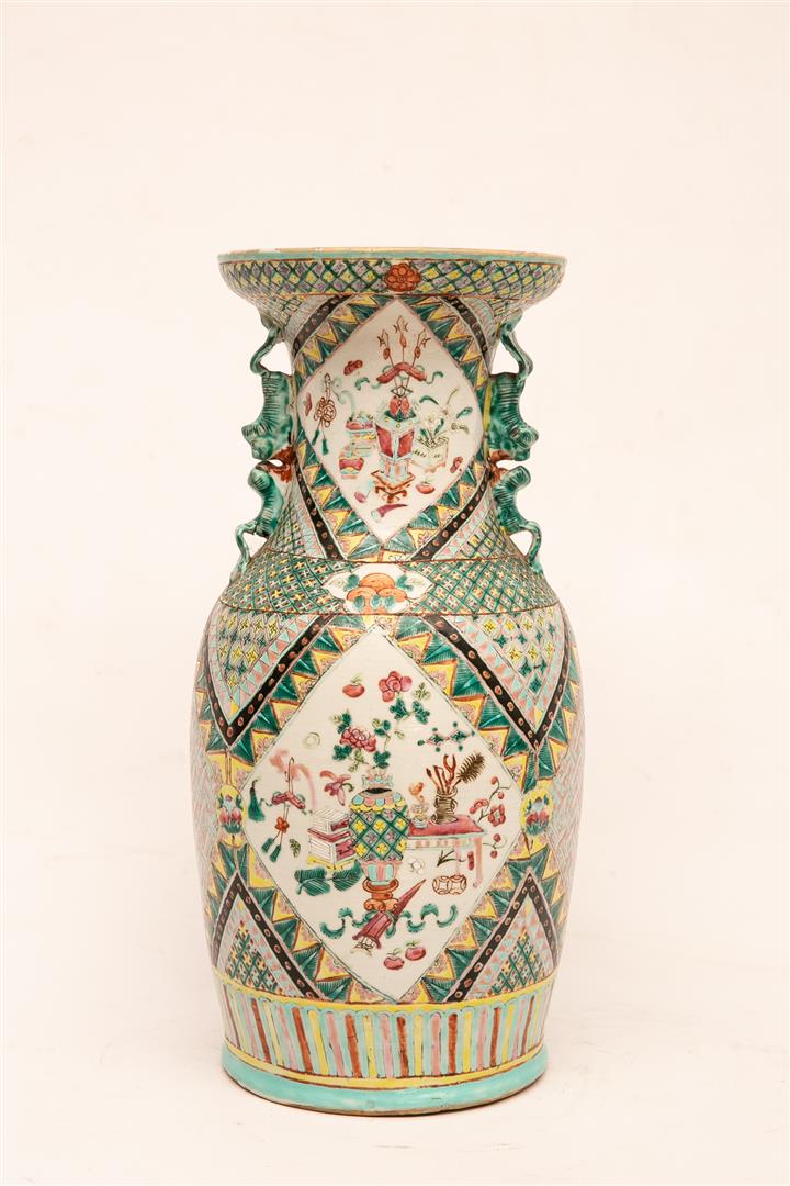 Vase queue de phénix en porcelaine de canton - Chine, Vers 1900 - Aux anses mou…