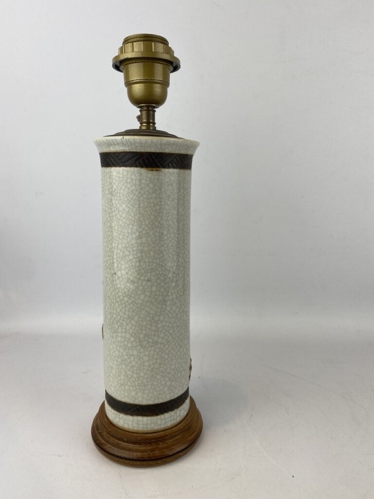 Vase rouleau en grès craquelé, Nankin - Chine - A décor brun en léger relief de…