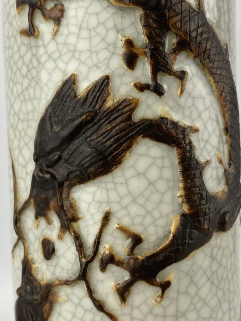 Vase rouleau en grès craquelé, Nankin - Chine - A décor brun en léger relief de…