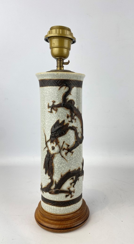 Vase rouleau en grès craquelé, Nankin - Chine - A décor brun en léger relief de…