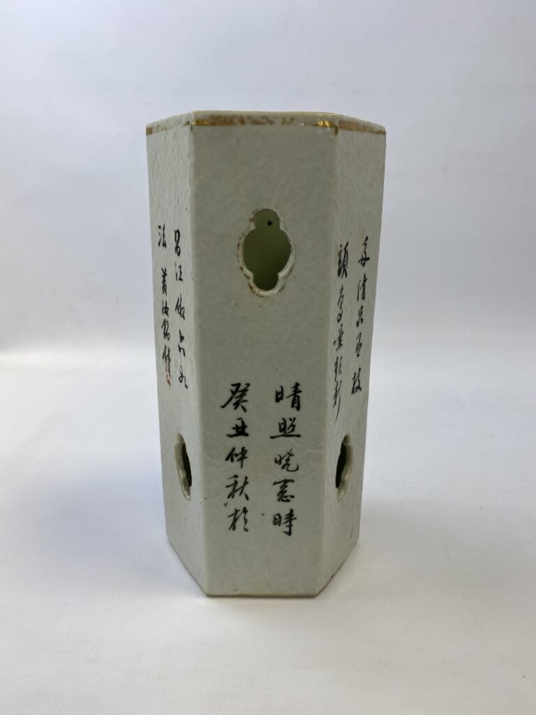 VASE ROULEAU EN PORCELAINE AJOURE DANS LE GOUT DE LA FAMILLE ROSE - Chine - A d…