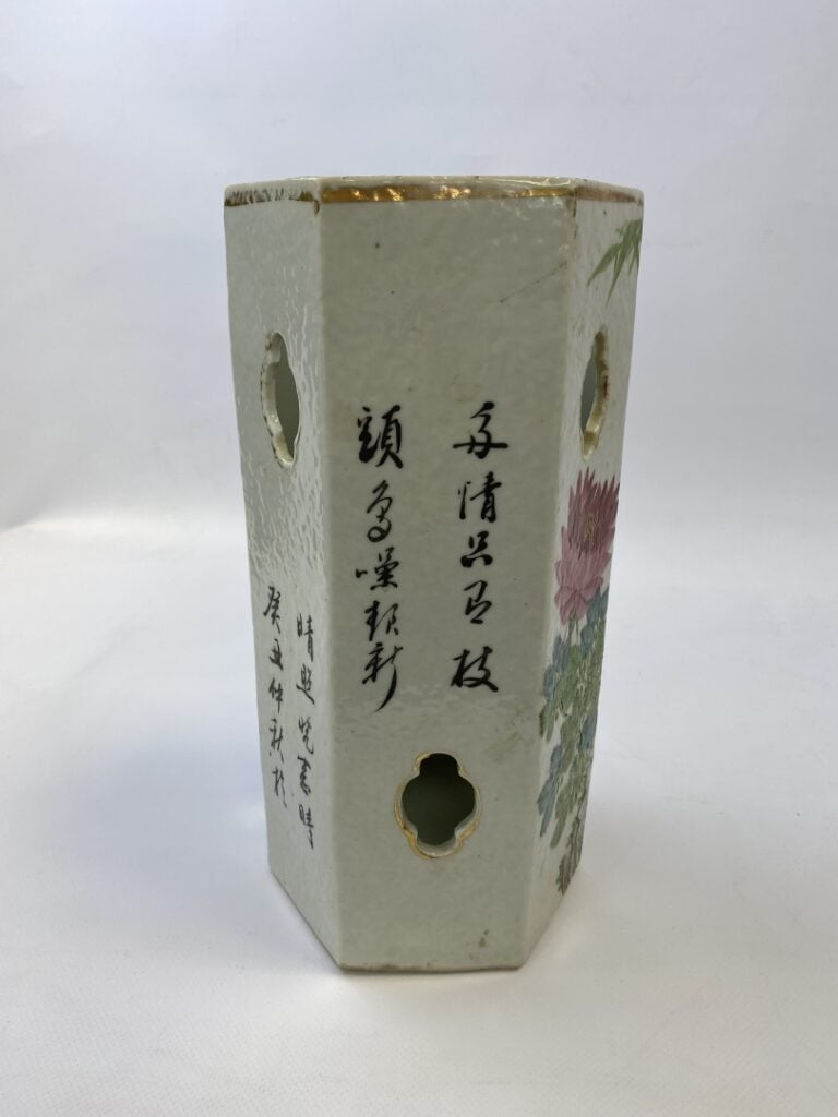 VASE ROULEAU EN PORCELAINE AJOURE DANS LE GOUT DE LA FAMILLE ROSE - Chine - A d…