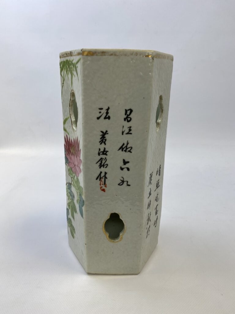 VASE ROULEAU EN PORCELAINE AJOURE DANS LE GOUT DE LA FAMILLE ROSE - Chine - A d…