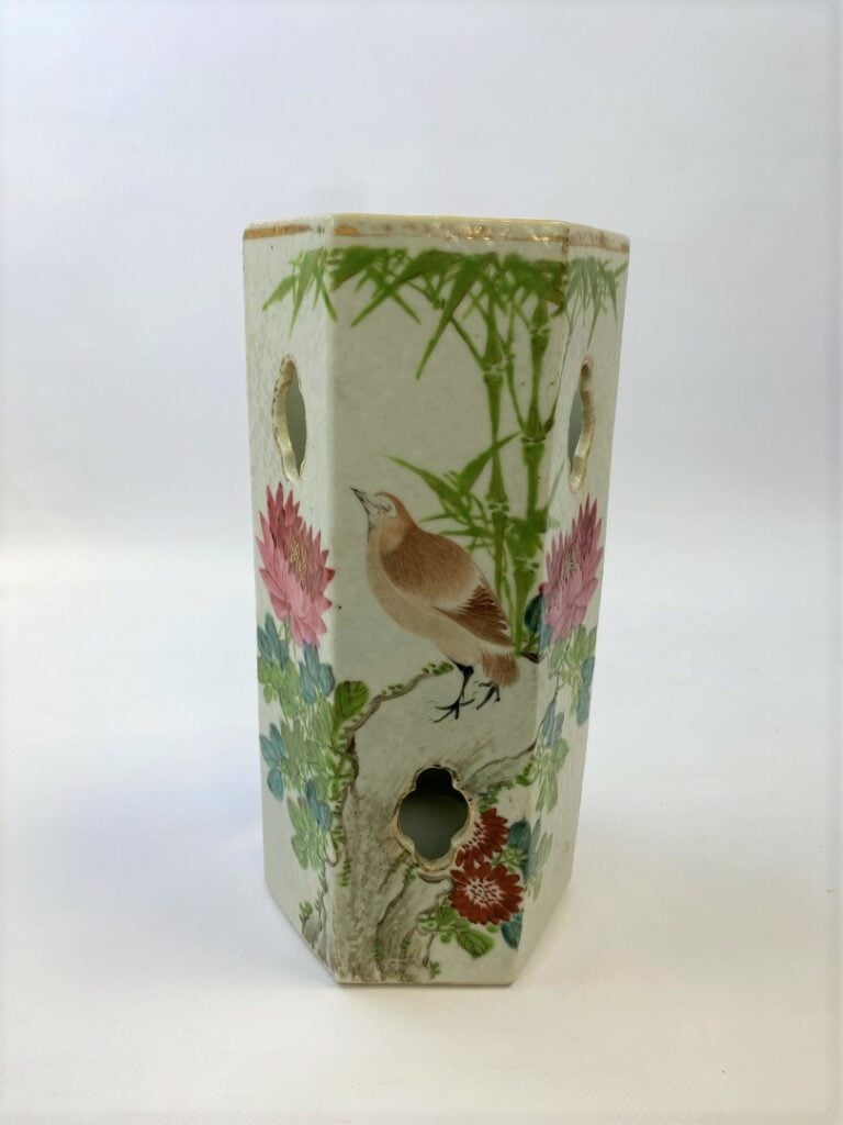 VASE ROULEAU EN PORCELAINE AJOURE DANS LE GOUT DE LA FAMILLE ROSE - Chine - A d…