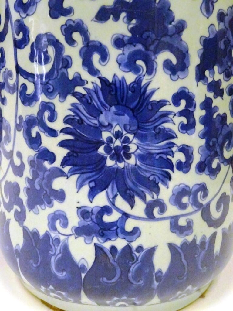 [-] VASE ROULEAU EN PORCELAINE BLEU BLANC - Chine, - Au décor de pivoines et d'…