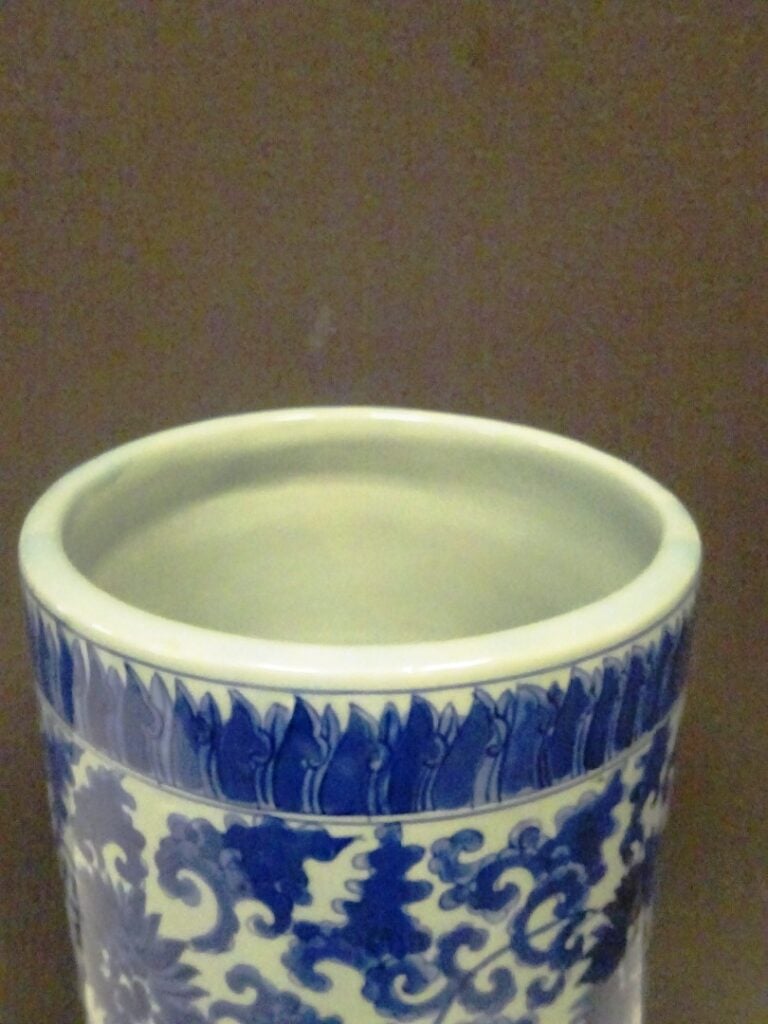 [-] VASE ROULEAU EN PORCELAINE BLEU BLANC - Chine, - Au décor de pivoines et d'…