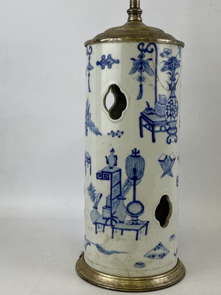 Vase rouleau en porcelaine bleu blanc - Chine - Il est ajouré de formes géométr…