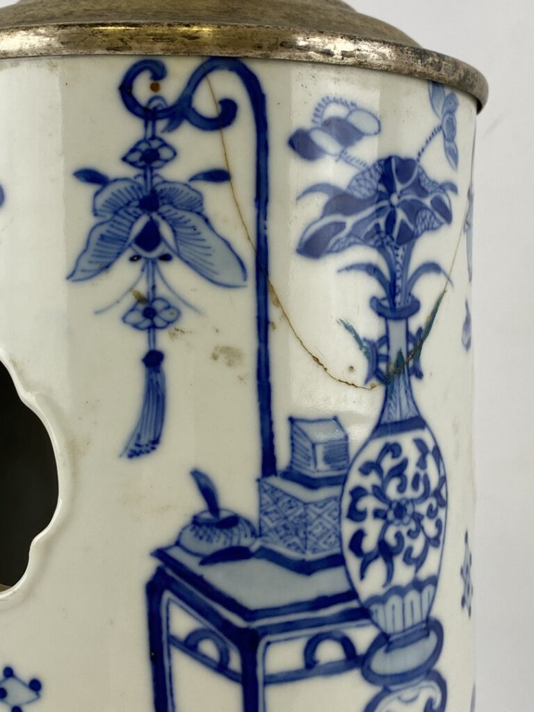 Vase rouleau en porcelaine bleu blanc - Chine - Il est ajouré de formes géométr…