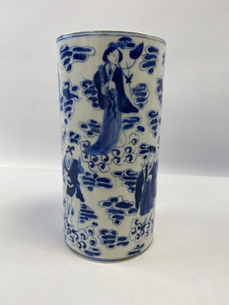 VASE ROULEAU EN PORCELAINE BLEU BLANC - Chine - Il est orné des huit immortels…