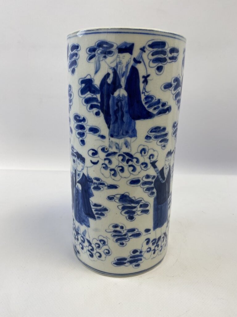 VASE ROULEAU EN PORCELAINE BLEU BLANC - Chine - Il est orné des huit immortels…