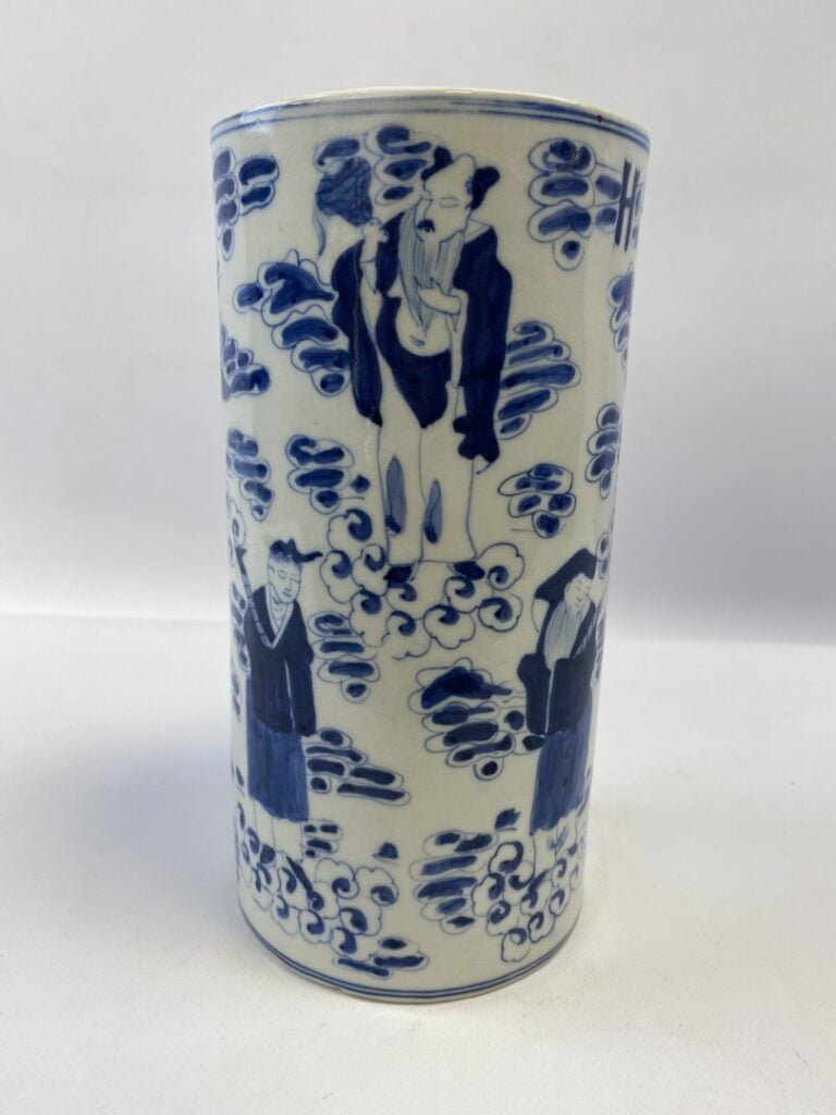 VASE ROULEAU EN PORCELAINE BLEU BLANC - Chine - Il est orné des huit immortels…