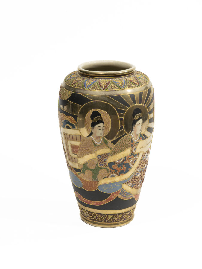 Vase Satsuma en céramique, à décor de divinités féminines sur fond polychrome.…