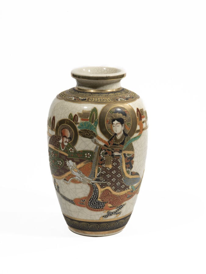 Vase Satsuma en céramique de forme balustre , à décor de divinités sur fond crè…