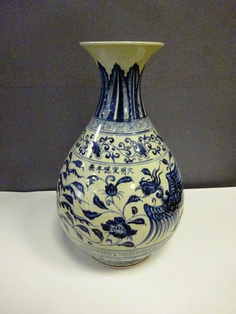 [-] VASE TYPE YUHUCHUNPING EN CERAMIQUE BLEU BLANC - Chine, - La panse piriform…